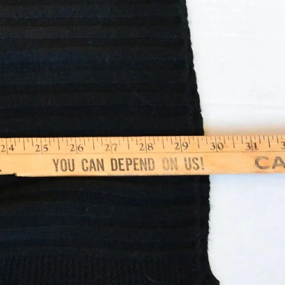 Black Knit Turtleneck Sleeveless Sweater - Picture 6 of 6